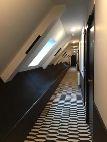 a long hallway with escalators in an office building at Best Western L'Aquarium Arras Nord in Fresnes-lès-Montauban