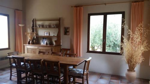 une salle à manger avec une table et des chaises en bois dans l'établissement Le Cers, à Ribaute