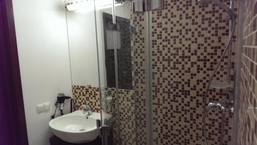 a bathroom with a shower with a sink and a toilet at APARTAMENT JULIA in Ostróda