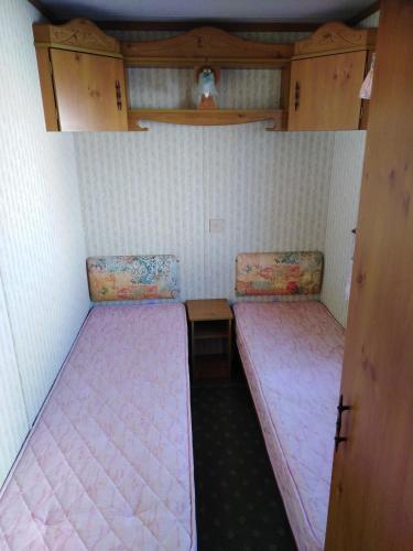 Vrbovec的住宿－Vinařský mobilheim，小房间设有两张床和一张桌子
