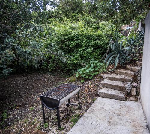 a grill sitting on the ground next to some stairs at Marivo Guest House in Molunat