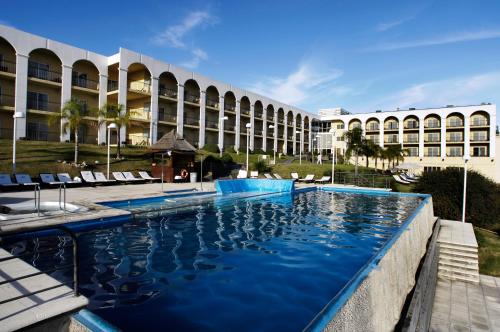 une piscine en face d'un grand bâtiment dans l'établissement Sol Victoria Hotel SPA & Casino, à Victoria