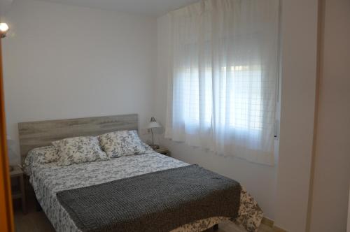 un dormitorio con una cama y una ventana en Pool, Beach, Golf & Hard Rock in Salou, en Salou