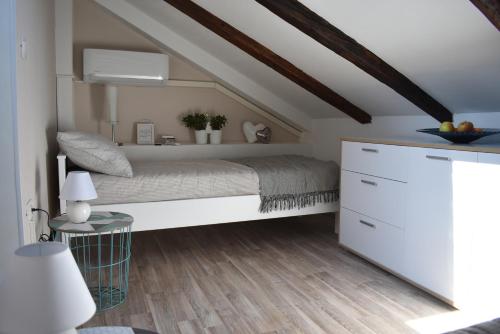 een slaapkamer met een groot bed op zolder bij Holiday House Tina in Pula