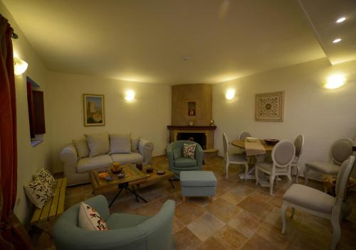 Zona de estar de Focalion Castle Luxury Suites