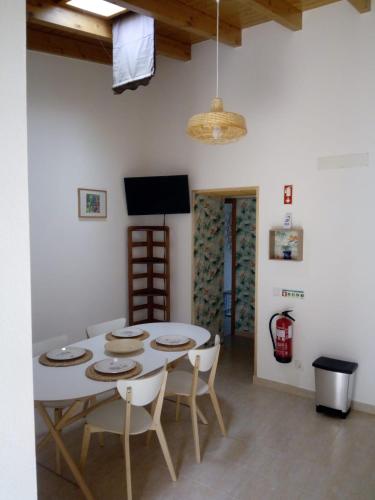 a dining room with a table and chairs at O Nosso Lar in Lagos