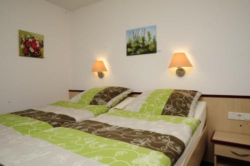 two beds sitting next to each other in a room at Ferienappartements Am Spreewaldfliess in Schlepzig