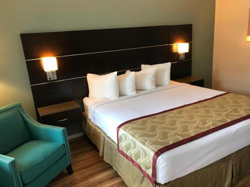 Letto o letti in una camera di Olive Tree Inn & Suites