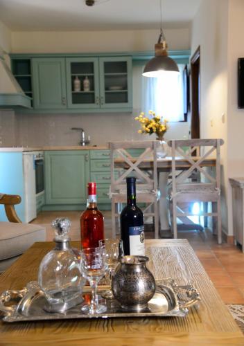 Una cocina o zona de cocina en Focalion Castle Luxury Suites