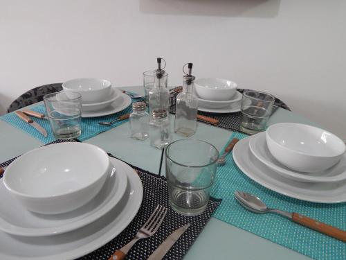 un tavolo con piatti e bicchieri su un tavolo di Apio Studio Centro a Buenos Aires