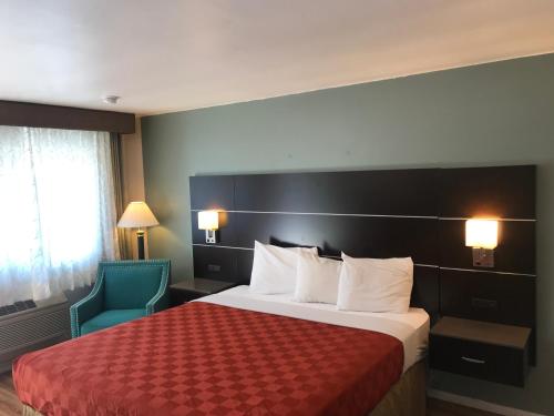 Letto o letti in una camera di Olive Tree Inn & Suites