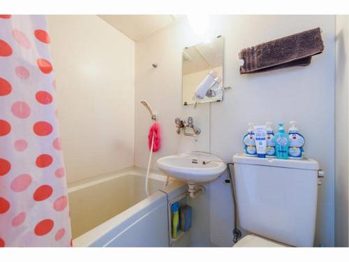 łazienka z umywalką, toaletą i wanną w obiekcie Sora / Vacation STAY 1124 w mieście Sakai