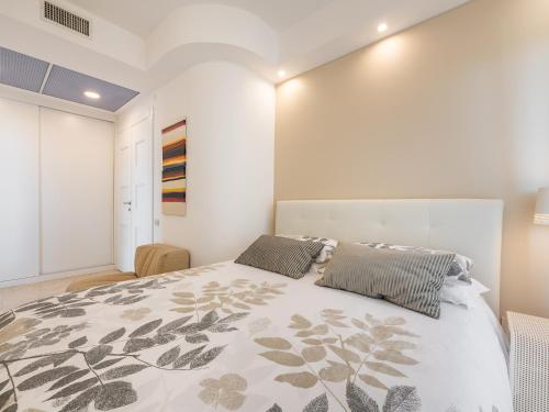 - une chambre avec un grand lit dans l'établissement Panorama Fantastico sul golfo degli angeli, à Su Forti