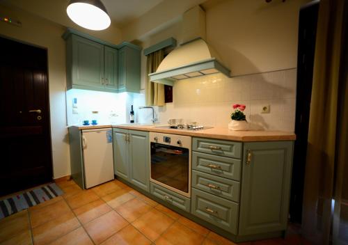 Una cocina o zona de cocina en Focalion Castle Luxury Suites