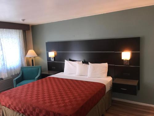 Letto o letti in una camera di Olive Tree Inn & Suites