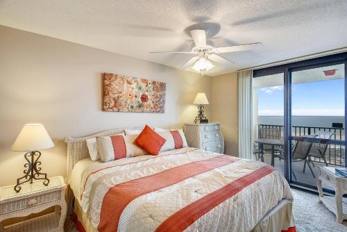 een slaapkamer met een bed en een balkon met uitzicht op de oceaan bij Phoenix 6 Unit 504 in Orange Beach