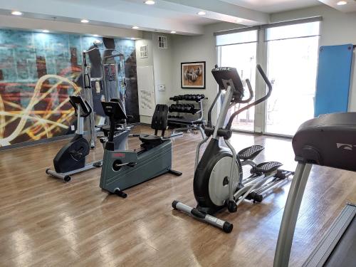 Gimnasio o equipo deportivo en Best Western Plus Commerce Hotel