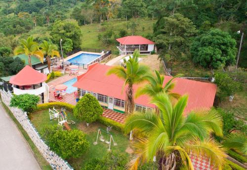 una vista aérea de una casa con piscina en Finca Hotel Villa Cristina, en La Mesa