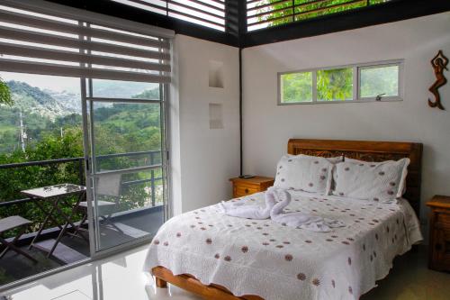 sypialnia z łóżkiem i dużym oknem w obiekcie Finca Hotel Villa Cristina w mieście La Mesa