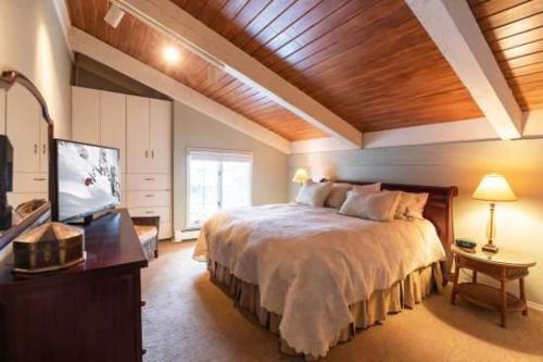 um quarto com uma cama grande e um tecto em madeira em Vorlaufer Steps to Vail Village em Vail