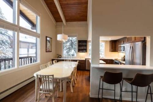uma cozinha e sala de jantar com mesa e cadeiras em Vorlaufer Steps to Vail Village em Vail