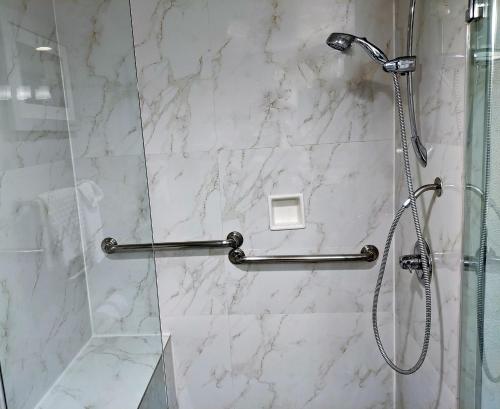 Un baño de Best Western Plus Commerce Hotel