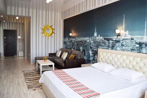 una camera d'albergo con un letto e un divano di FlatRent apartment a Bishkek