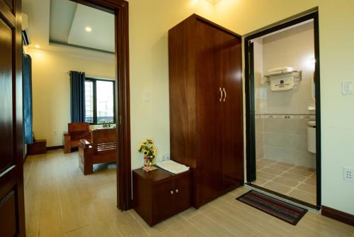 a bathroom with a shower and a wooden door at ĐẠI THÀNH PHÚC in Hai Phong