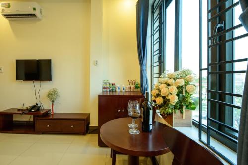 a living room with a table with a vase of flowers at ĐẠI THÀNH PHÚC in Hai Phong