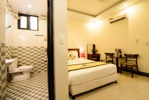 a hotel room with a bed and a bathroom at ĐẠI THÀNH PHÚC in Hai Phong