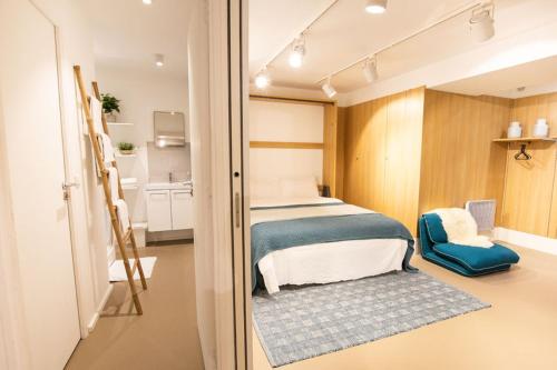 パリにあるMy Story Upの小さなベッドルーム(ベッド1台、青いラグ付)