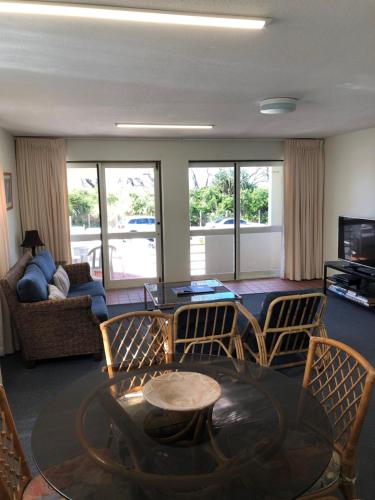 Televisyen dan/atau pusat hiburan di Camargue Beachfront Apartments
