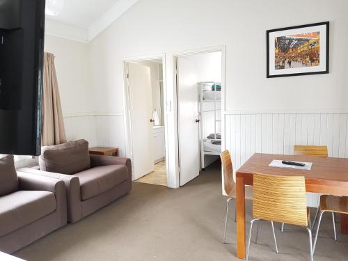 Χώρος καθιστικού στο Canberra Carotel Motel