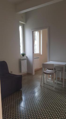 un soggiorno con un tavolo e una sedia di Casa Il Germoglio a Montecatini Terme