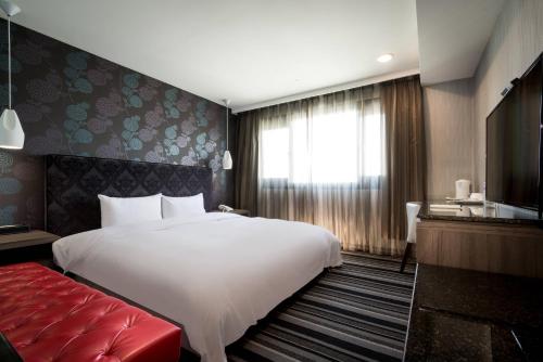 Una cama o camas en una habitación de JUNG-ZAW BUSSINESS HOTEL