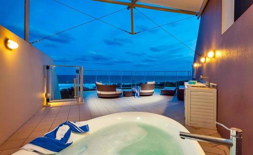 e bagno con vasca e vista sull'oceano. di Salt Beach Luxury Apartments by Kingscliff Accommodation a Kingscliff
