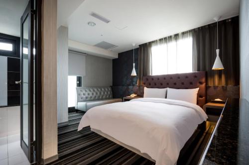 Una cama o camas en una habitación de JUNG-ZAW BUSSINESS HOTEL