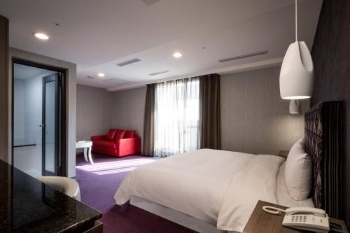 Una cama o camas en una habitación de JUNG-ZAW BUSSINESS HOTEL