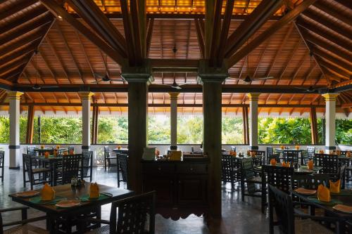 Un restaurante u otro lugar para comer en Amal Beach Hotel