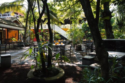 Un jardín fuera de Amal Beach Hotel