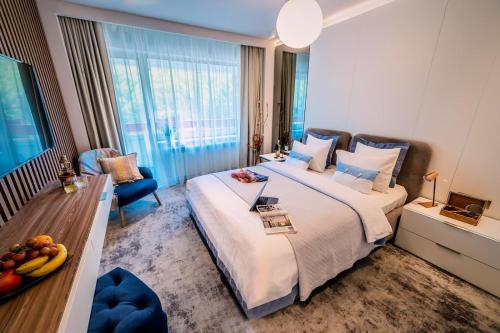 錫納亞的住宿－Hotel Sinaia，酒店客房设有一张大床和一张桌子。