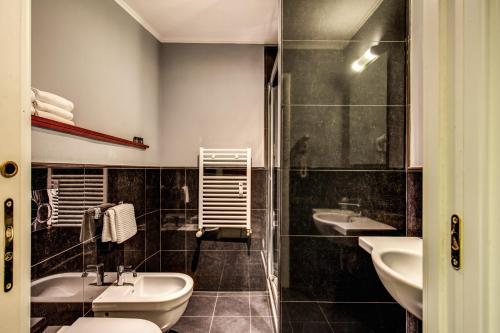 y baño con 2 lavabos y ducha. en Hotel Taormina en Roma