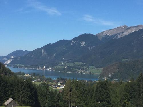 a view of a lake in the middle of mountains at Ferienwohnung Am Sonnenhang in Strobl
