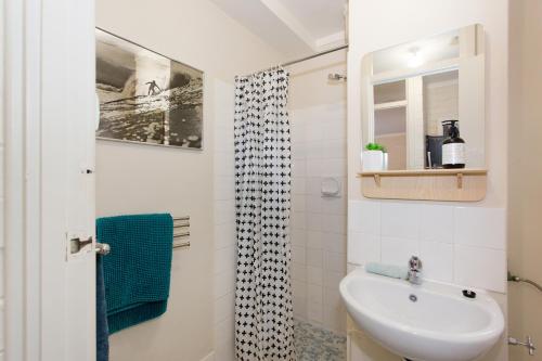bagno bianco con lavandino e specchio di Stay Okay Central - Fremantle a Fremantle