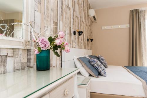 Ένα ή περισσότερα κρεβάτια σε δωμάτιο στο Silver Sun Studios & Apartments 