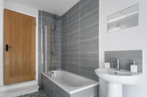 Phòng tắm tại Harpur Cottage