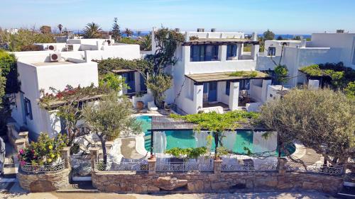 - une vue aérienne sur une villa avec une piscine dans l'établissement Patriko, à Skiros