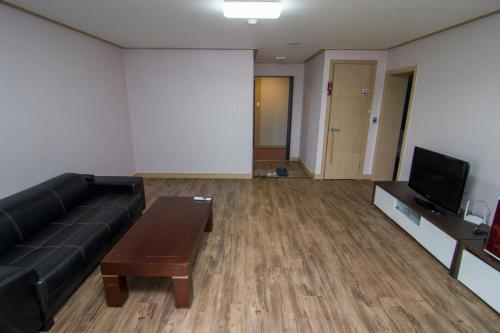 a living room with a couch and a coffee table at Hyundai Elliot Hotel and Resort in Pyeongchang 