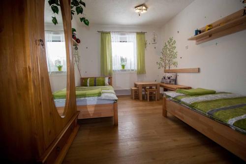 um quarto com duas camas, uma mesa e um espelho em Ferienwohnung Hopfinger em Hohenau