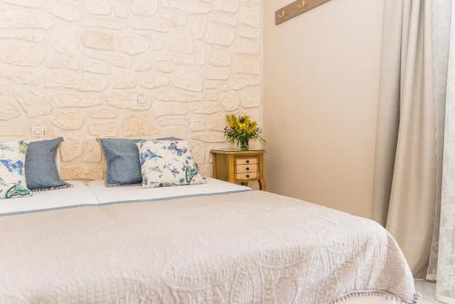Ένα ή περισσότερα κρεβάτια σε δωμάτιο στο Silver Sun Studios & Apartments 